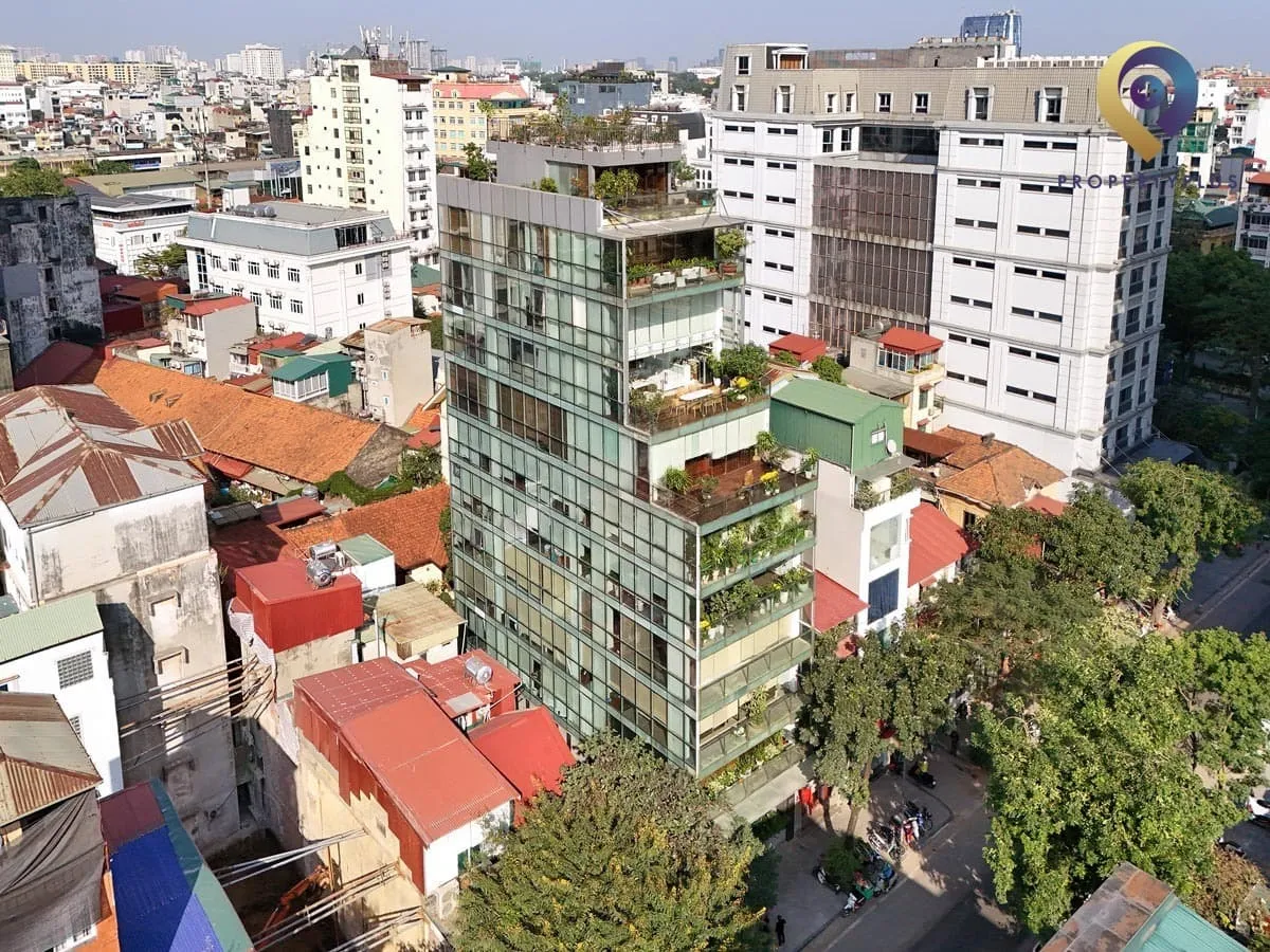 Toàn cảnh tòa nhà văn phòng 40 Phan Bội Châu nhìn từ trên cao, nổi bật giữa khu dân cư.